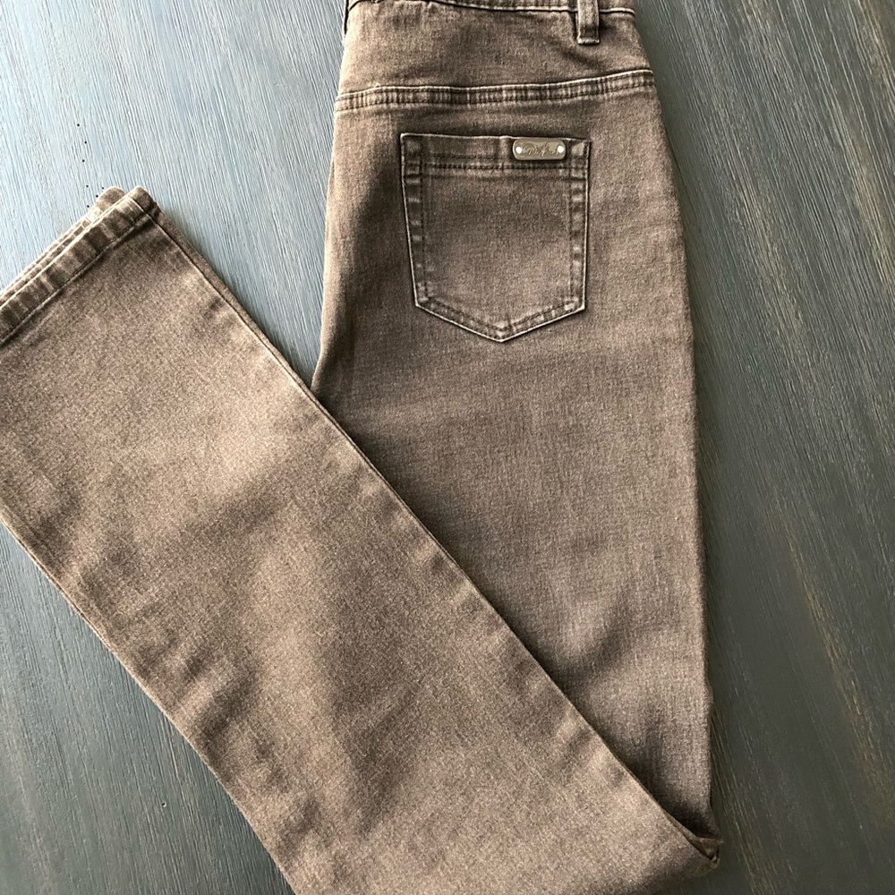 Cute DG brown jeans wardrobe staple